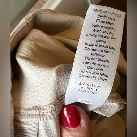 Athleta - Trekkie Hike Pant - NWT - Size 26 - Tan
- Zipper/Snap/Button closure - Picture 10 of 11